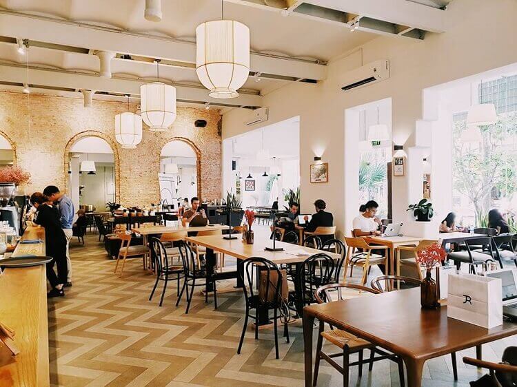 Nên có nhiều ổ cắm điện trong quán
