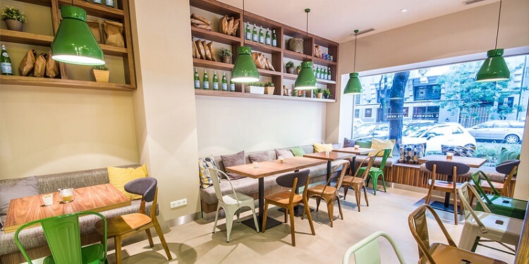 Ánh sáng là yếu tố quan trọng đối với những quán cafe không gian hẹp