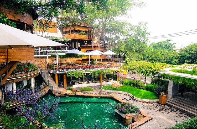 Quàn cafe sân vườn cạnh hồ nước rất được yêu thích