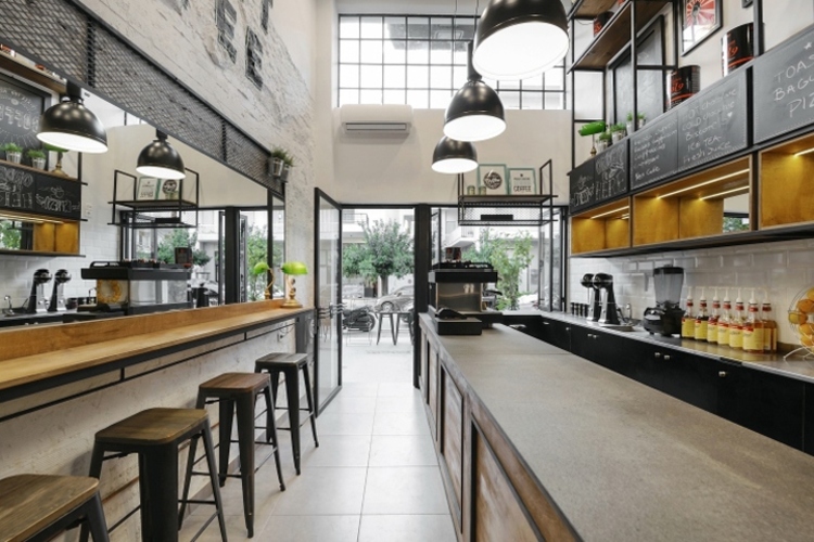Khi thiết kế nội thất quán cafe thì bạn cần phải bố trí những khu vực quầy bar, tủ trưng bày bánh tại những vị trí trung tâm