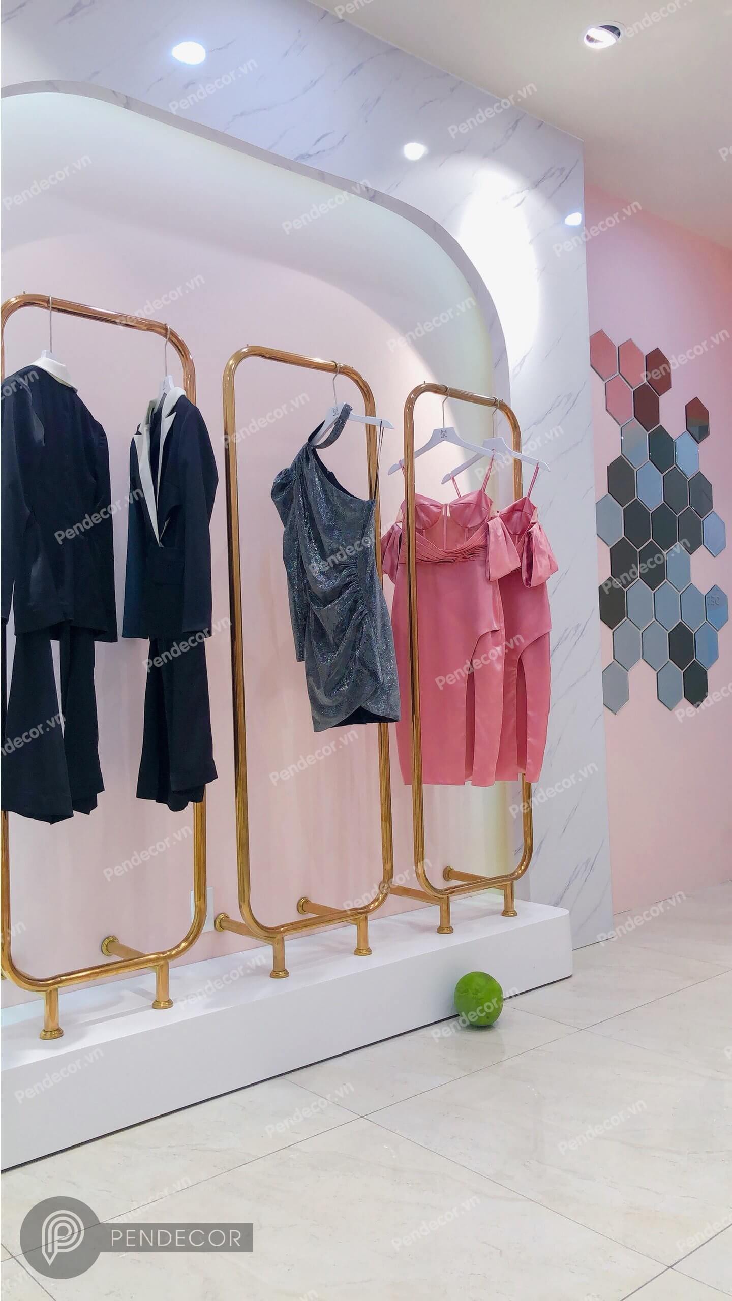 Thi Công Thực Tế Shop Thời Trang Nữ Ren Lee