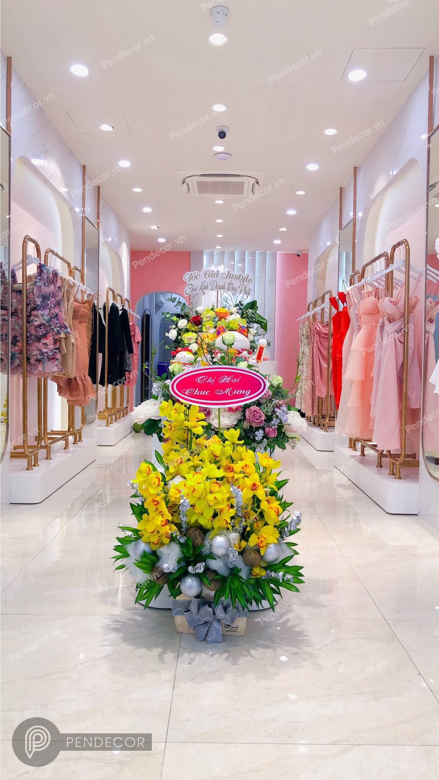 Thi Công Thực Tế Shop Thời Trang Nữ Ren Lee