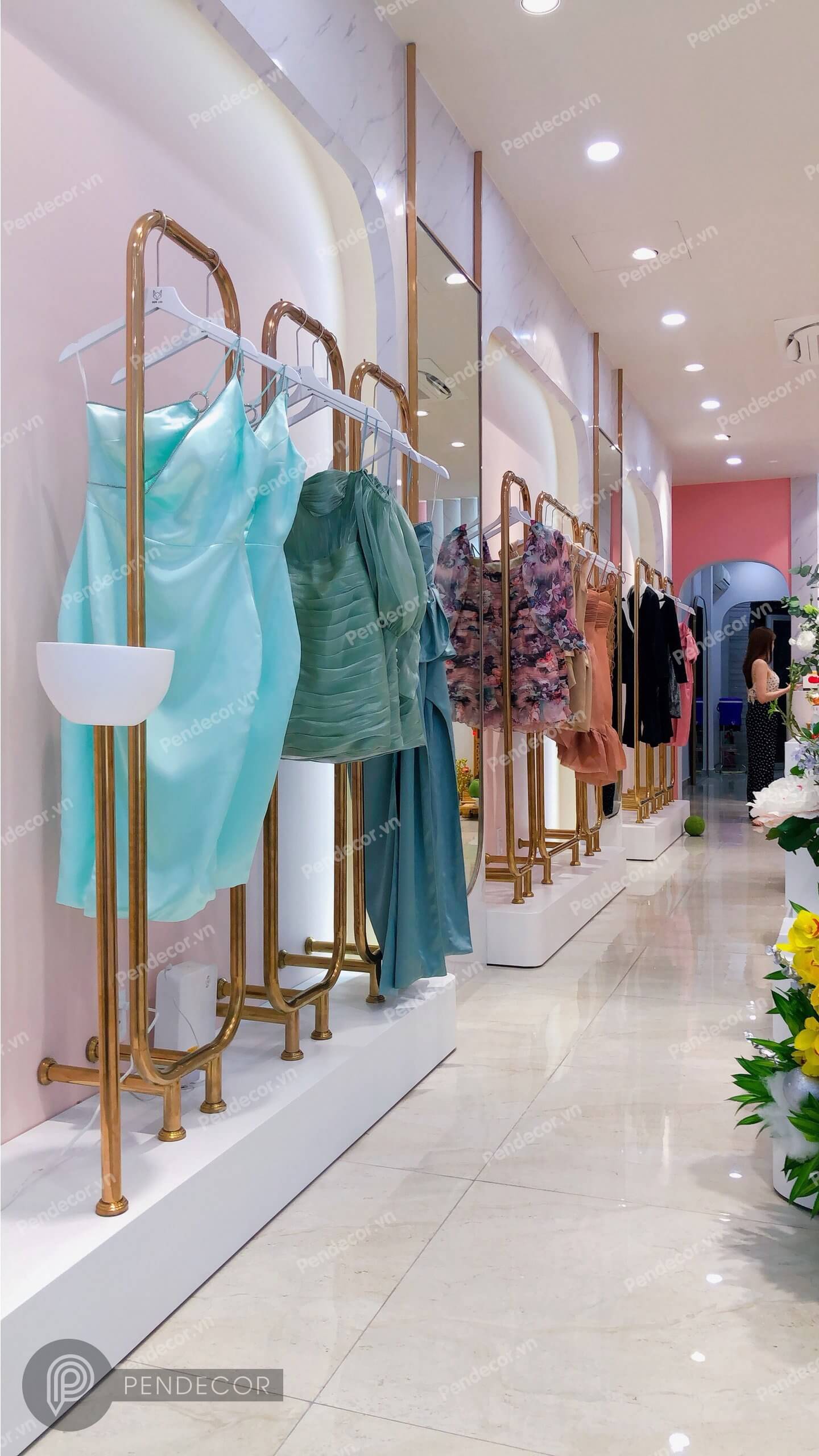 Thi Công Thực Tế Shop Thời Trang Nữ Ren Lee