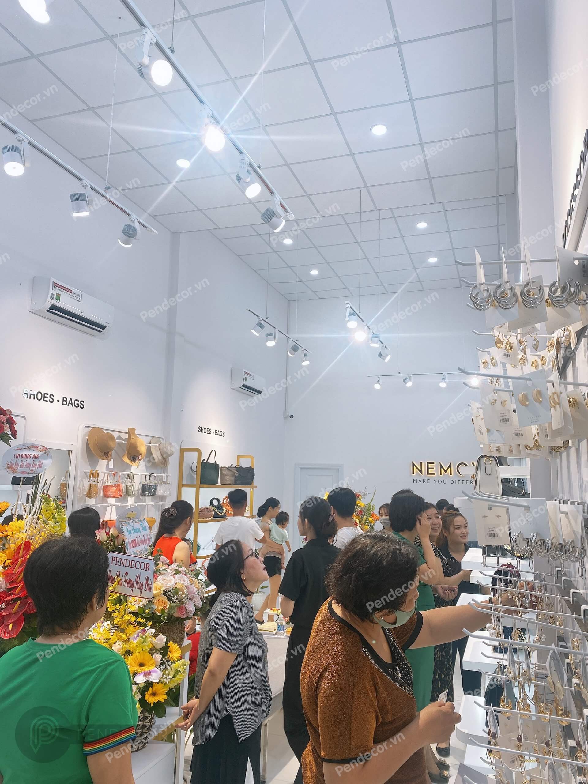 Thi Công Thực Tế Shop Túi Xách Giày Dép Nemow