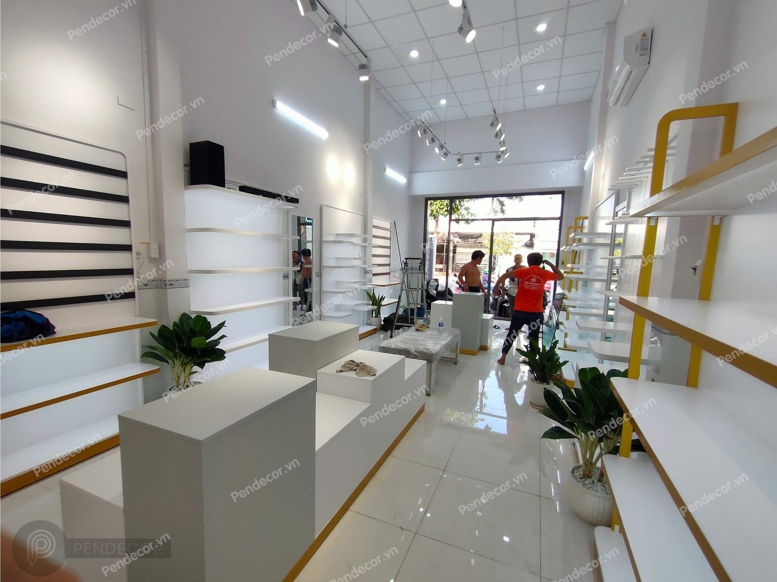 Thi Công Thực Tế Shop Túi Xách Giày Dép Nemow