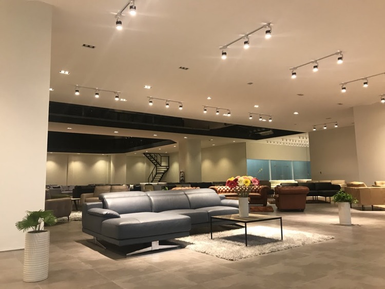 Nội thất phòng khách thường được trưng bày ở các showroom