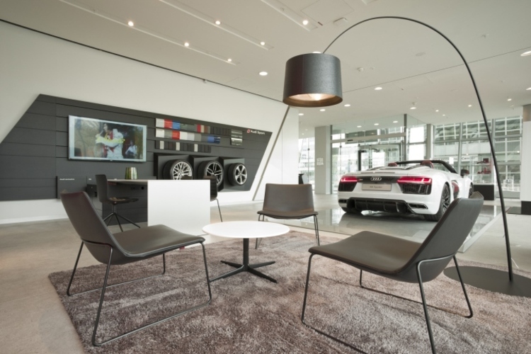 Ánh sáng đóng một vai trò hết sức quan trọng trong showroom ô tô