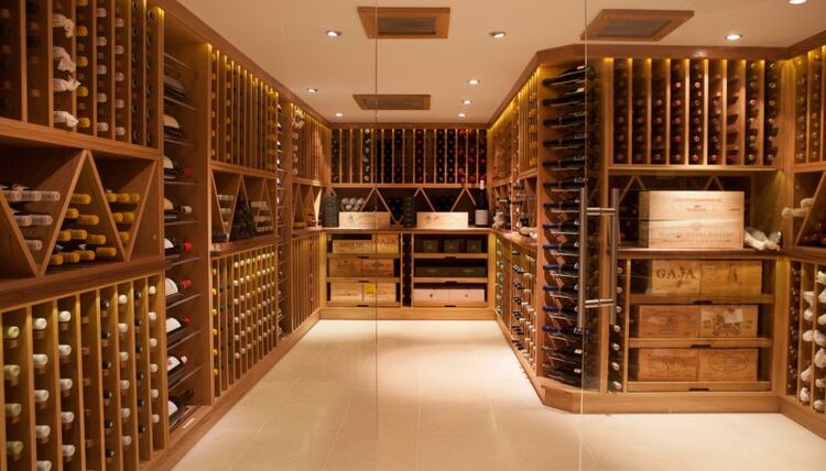 Showroom rượu sử dụng màu sắc trầm sang trọng và mang tính nghệ thuật