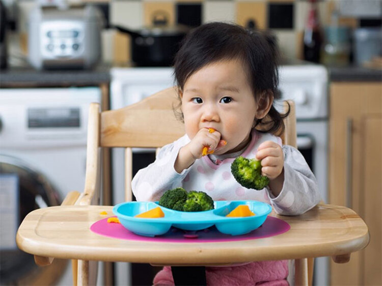 Bàn ăn cho bé sẽ giúp trẻ cảm thấy hứng thú hơn với việc ăn