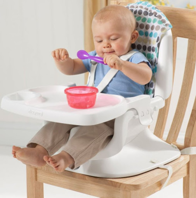 Việc ăn trên bàn sẽ giúp trẻ học được cách ngồi ăn một cách nghiêm túc