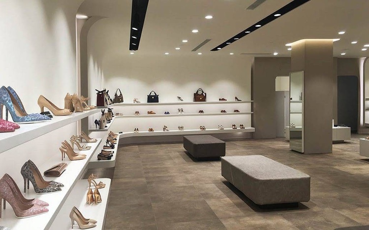 Tùy vào quy mô cửa hàng mà chi phí thiết kế shop giày cũng khác nhau