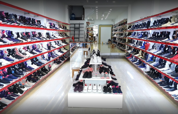 Pendecor trang trí là giải pháp hoàn hảo cho cửa hàng giày của bạn. Chúng tôi cung cấp các dịch vụ trang trí cửa hàng giày theo phong cách hiện đại, độc đáo và sáng tạo để tăng trải nghiệm mua sắm cho khách hàng và giúp cửa hàng của bạn nổi bật hơn so với các cửa hàng cùng ngành khác.