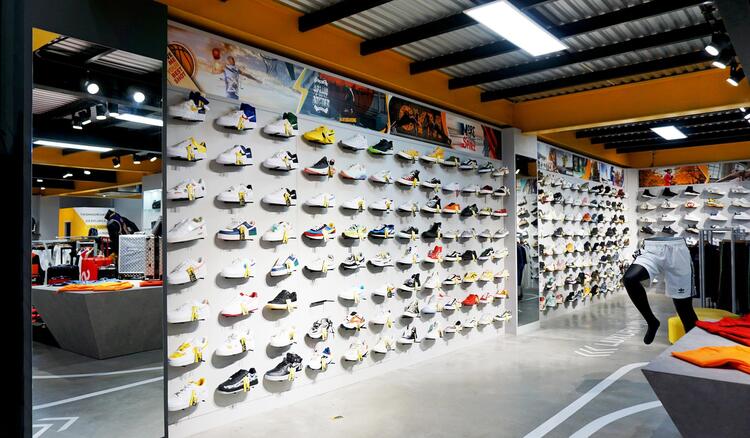 Mẫu thiết kế shop giày dép theo phong cách năng động