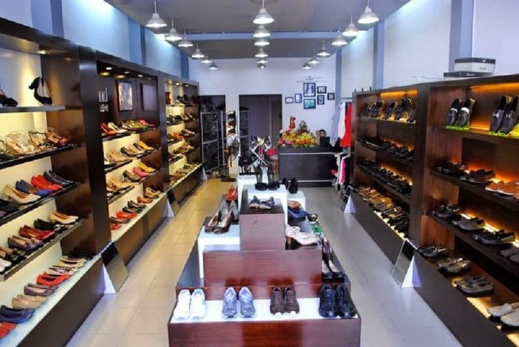 Mẫu thiết kế shop giày dép nam ấn tượng với tông màu trầm