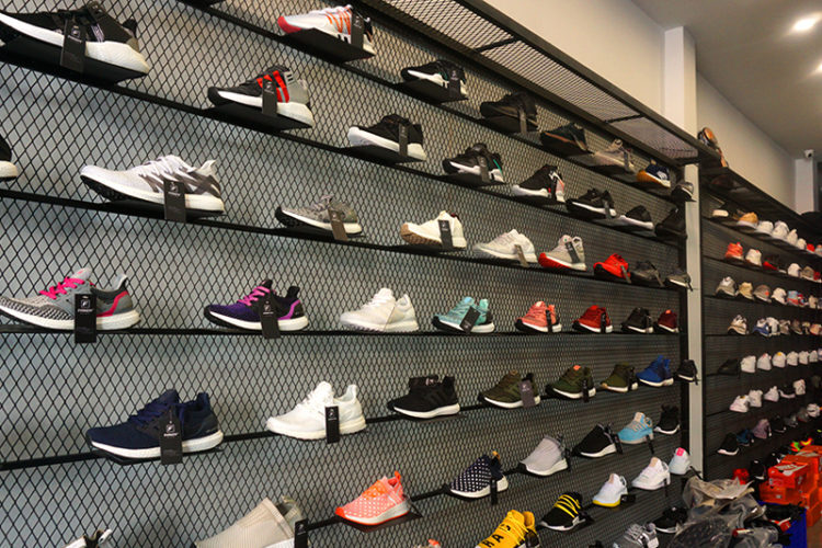 Kệ giày dép cho shop bằng tôn