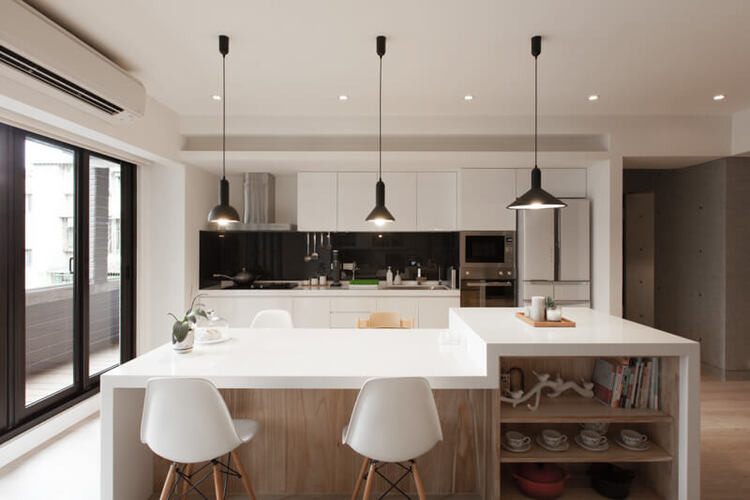 Vị trí treo đèn hợp lý sẽ giúp phòng bếp đẹp mắt và tiết kiệm diện tích hiệu quả