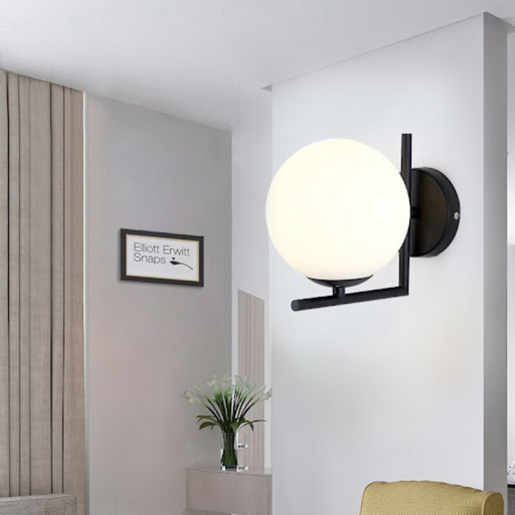 Đèn treo tường phòng khách tạo sự sang trọng cho phòng khách