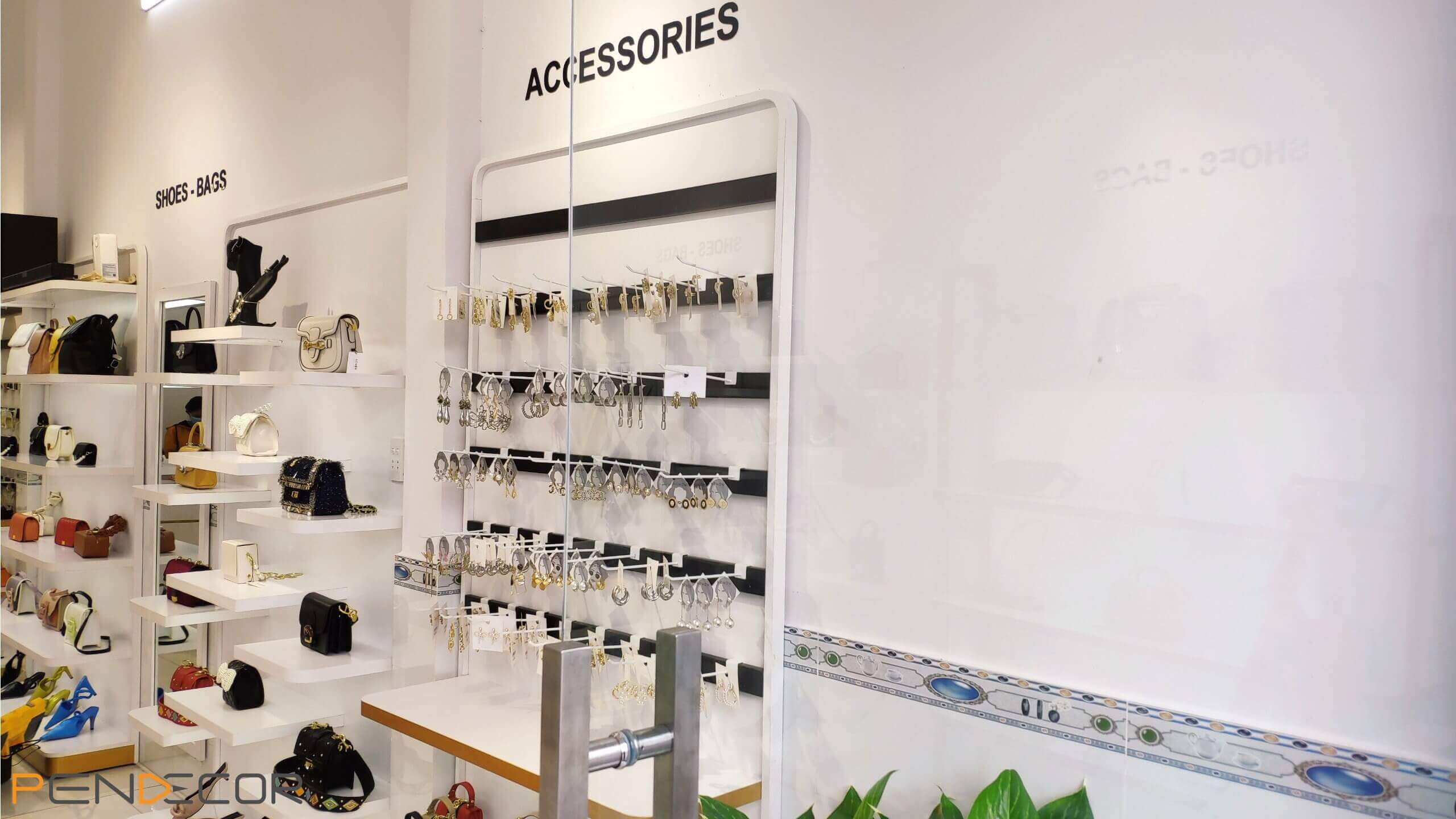 Thi Công Thực Tế Shop Phụ kiện Nemow