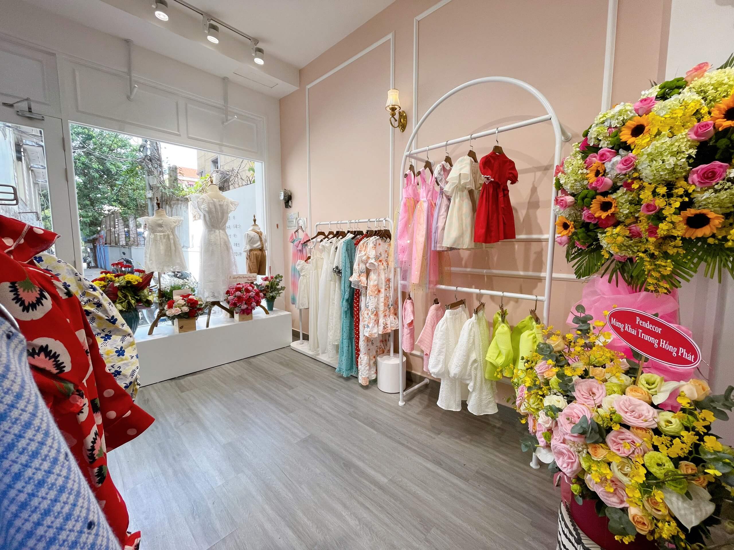 Thi Công Thực Tế Shop Thời Trang Trẻ Em Ling