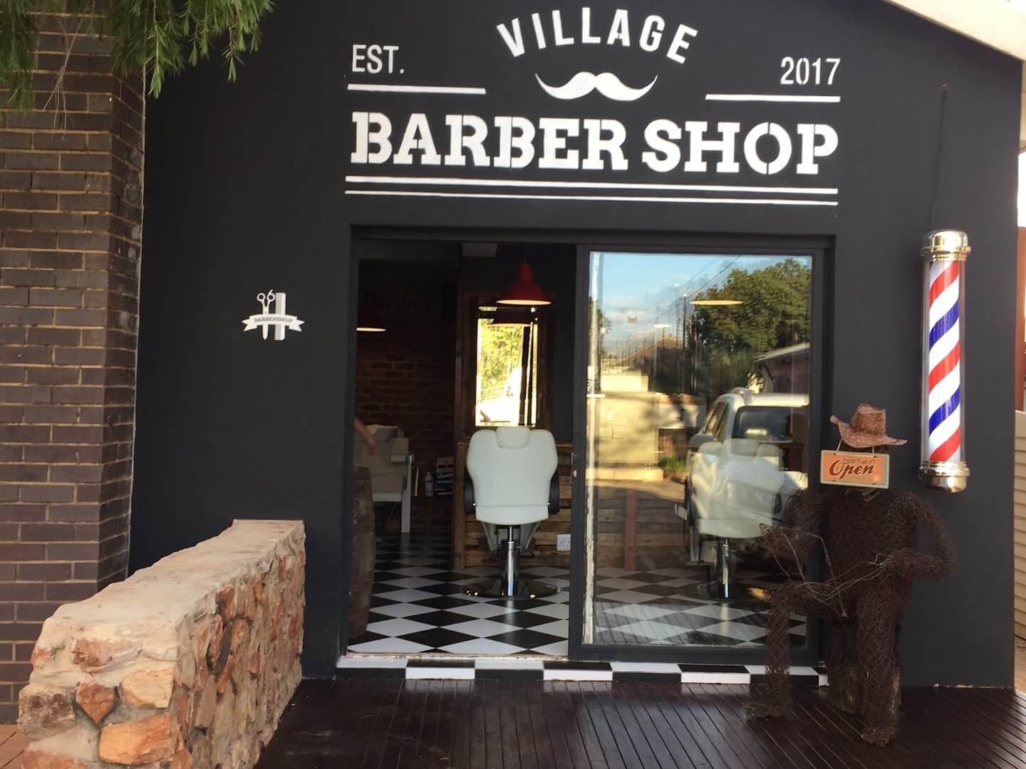 Kích thước bảng hiệu barber shop cần phải hài hòa, phù hợp với quy mô cửa tiệm