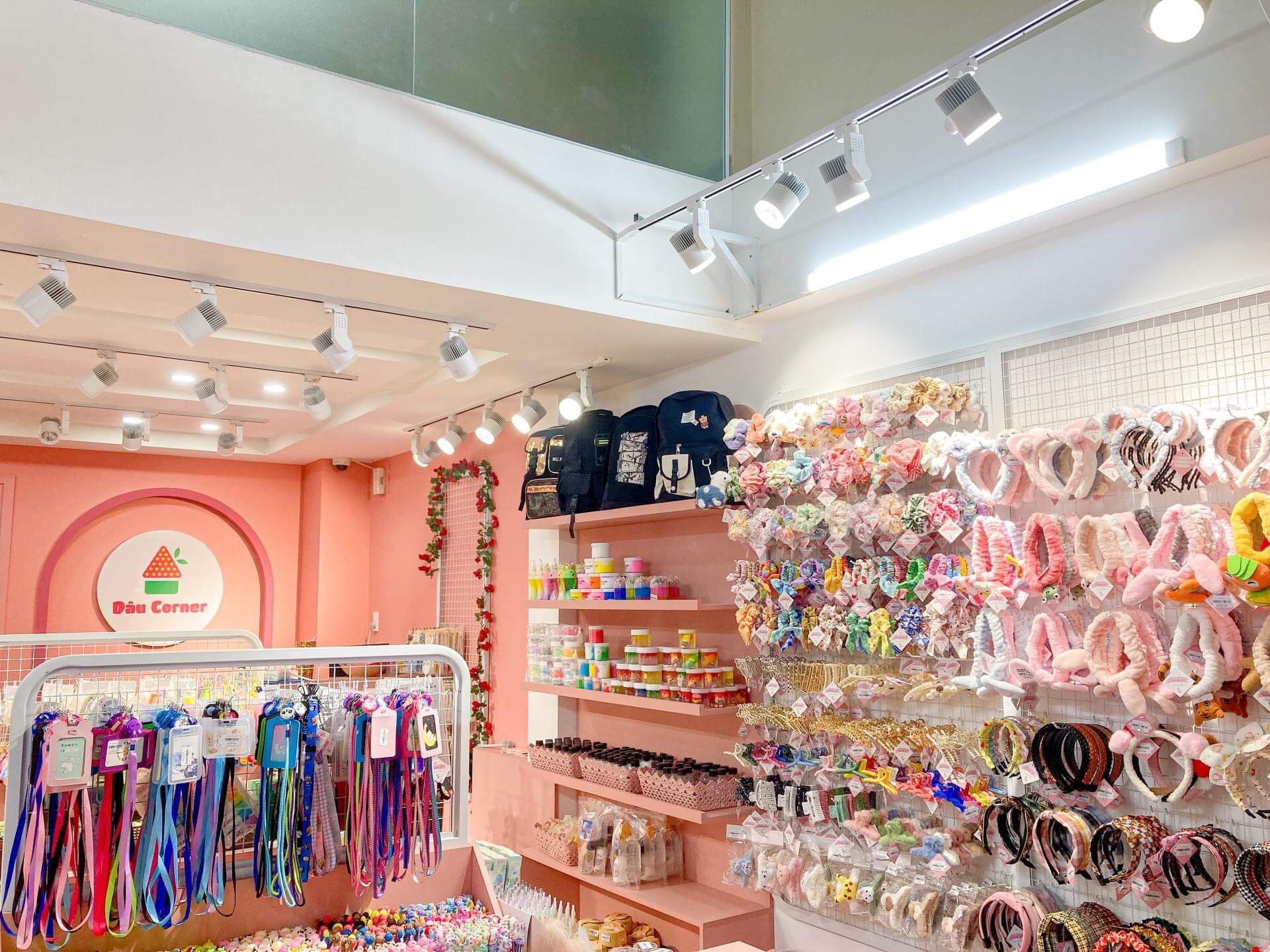 Thi Công Shop Phụ Kiện Dâu Corner