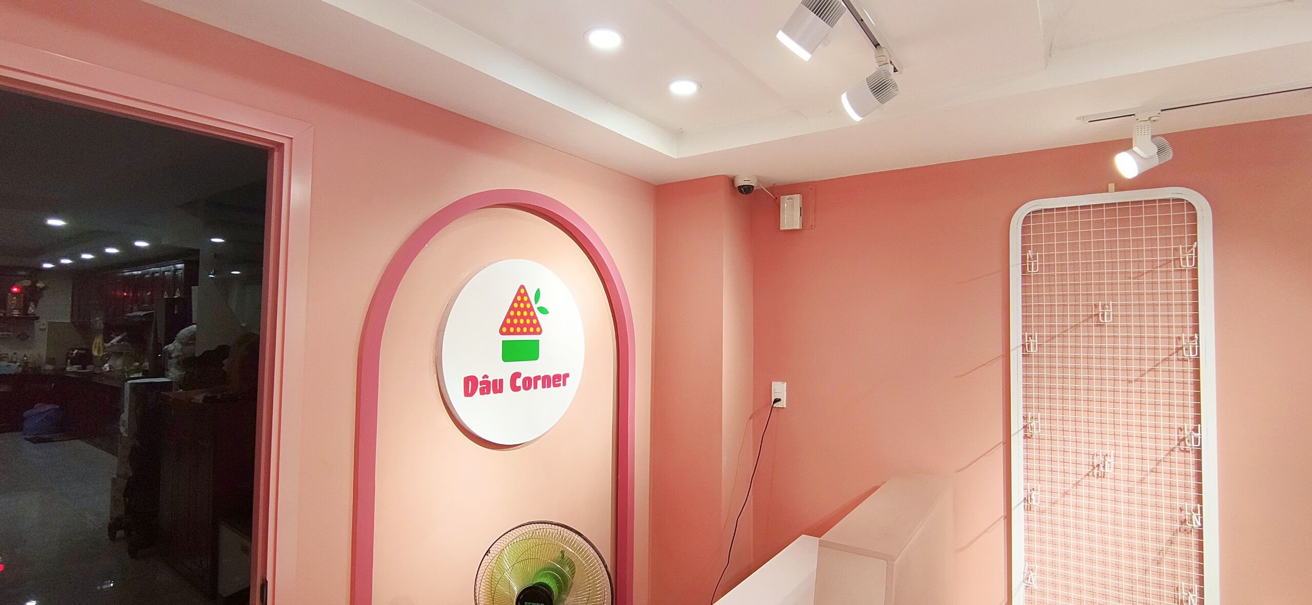 Thi Công Shop Phụ Kiện Dâu Corner