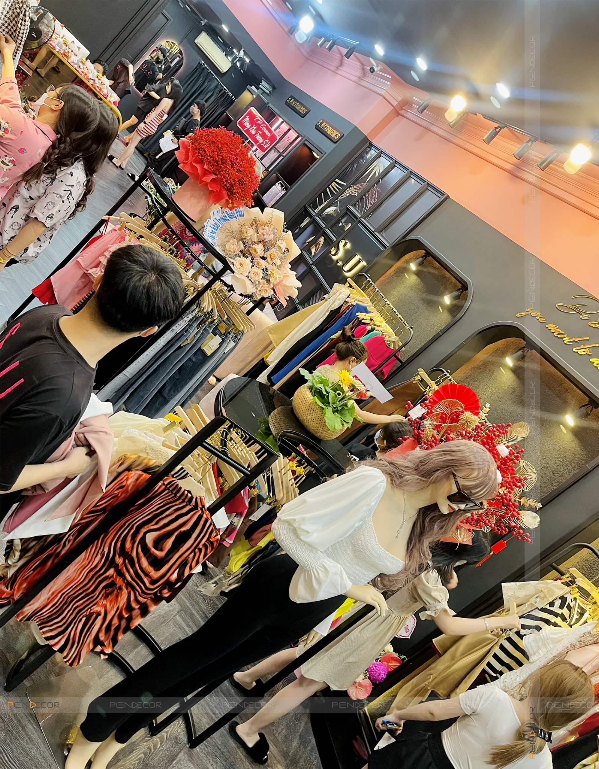 Thi Công Shop Thời Trang Nữ S.U