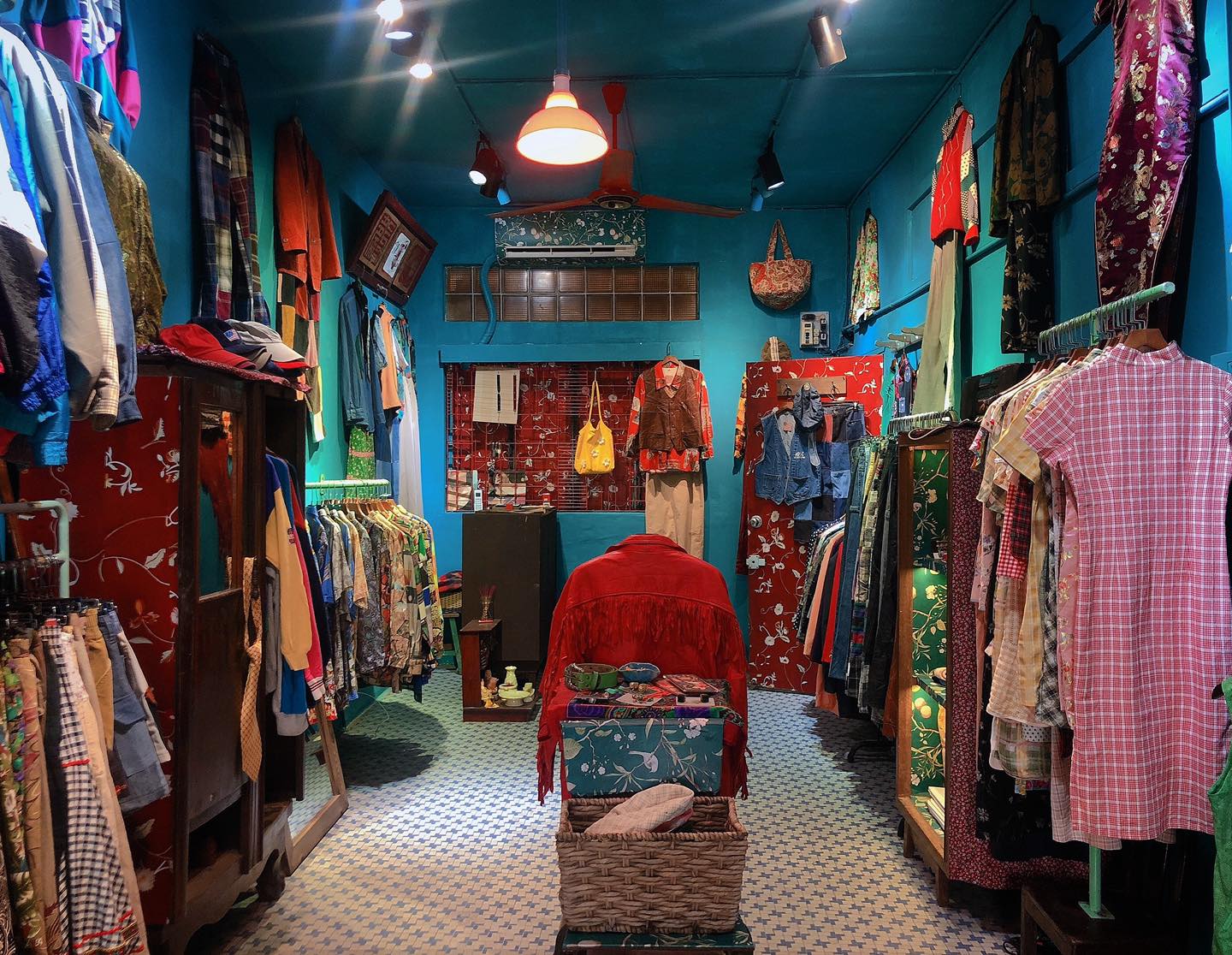 trang trí cửa hàng quần áo theo phong cách vintage - 21