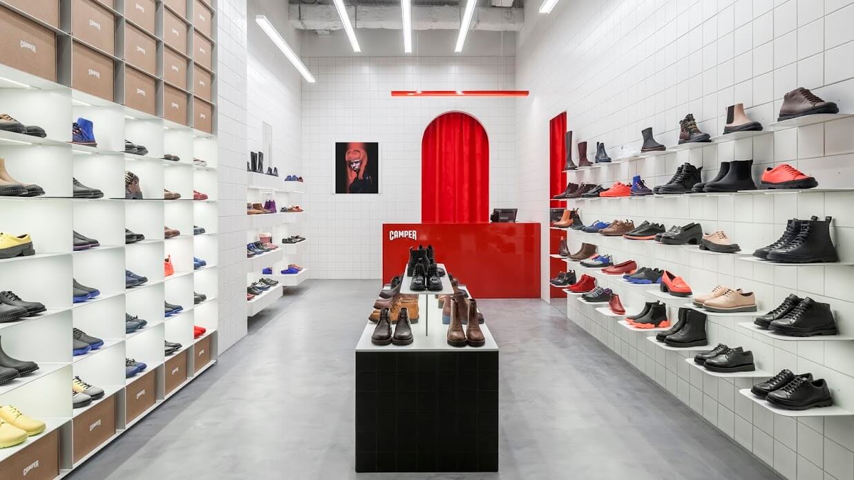 Tầm quan trọng của thiết kế cửa hàng giày dép nam Pendecor