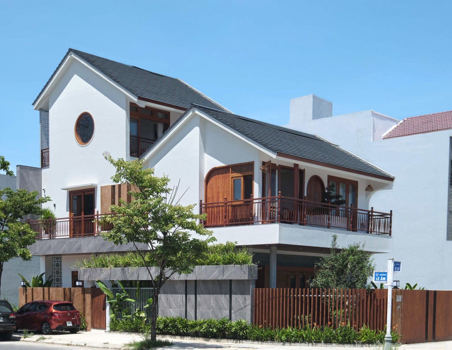 mặt tiền nhà mái ngói