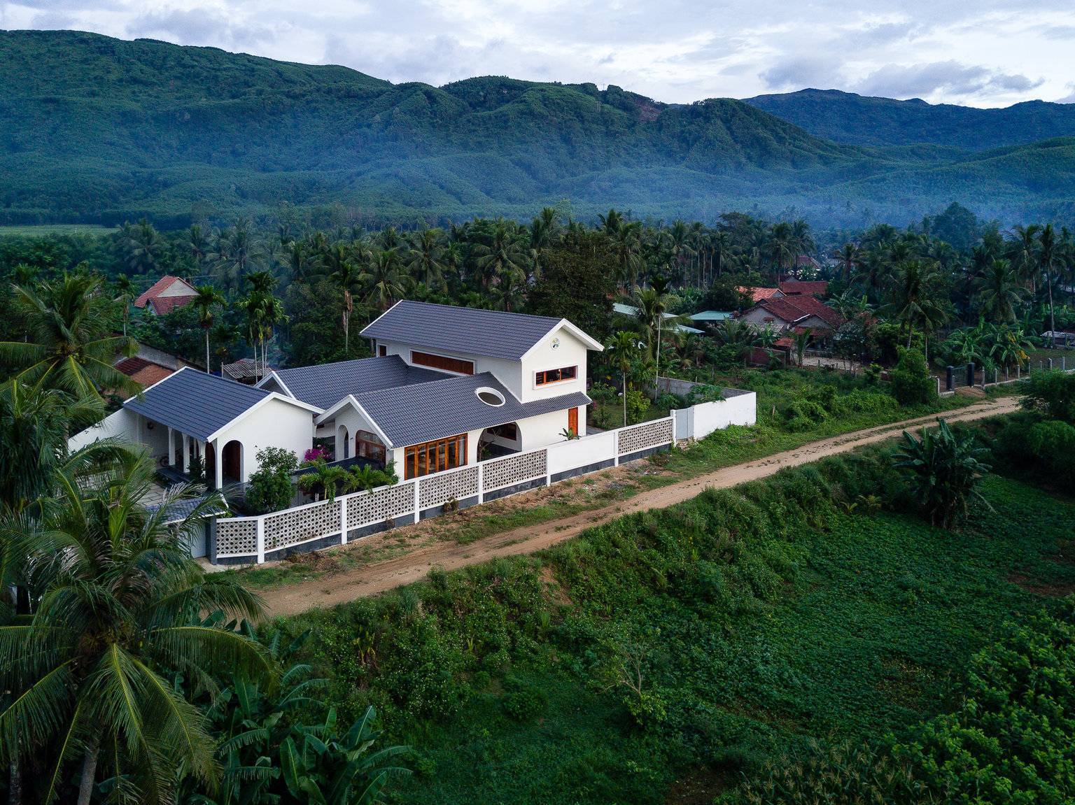mặt tiền nhà mái ngói đẹp